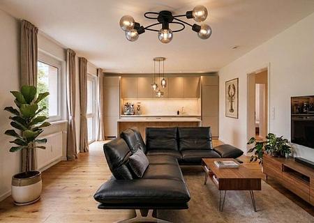 Urban wohnen mit Komfort – attraktive 3,5-Zimmer-Wohnung - Blick in den Wohn-Kochbereich