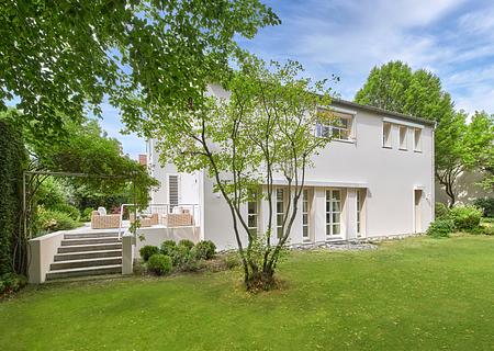 Viel Raum und Privatsphäre: Stilvolles Ensemble aus Haupt- und Gästehaus mit Traumgarten - Haupthaus mit Villen-Flair