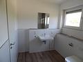 Frisch renovierte 3-Zimmer-Wohnung mit Balkon, Loggia & saniertem Bad im gepflegten Zweifamilienhaus - Badezimmer Bild 2