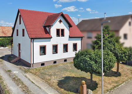 Gepflegtes Einfamilienhaus mit großem Garten, Terrasse und flexiblem Raumangebot für die Familie - Hausansicht