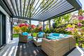 Englisch inspirierte, neuwertige Villa von 2019, in nobelster Grünwalder Lage - Traumhafter Outdoorbereich mit geschützter Pergola