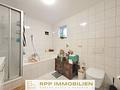 Attraktives Dreifamilienhaus mit stabilem Vermietungspotenzial und Entwicklungschancen - Bad Wohnung OG