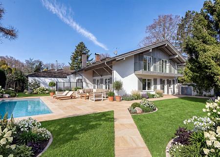 Sonniges Einfamilienhaus zur Neugestaltung auf ca. 1.804 m² großem Grundstück - Sonnenterrasse und Pool (Visualisierung)