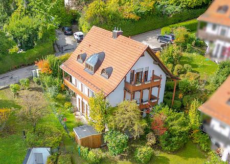 RESERVIERT:
Lichtdurchflutete 3-Zimmer-Wohnung mit Studio
- fairer Preis
- großes Potential - Aussenansicht