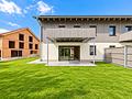 zum Erstbezug im Winter 26: moderne Doppelhaushälfte - ökologisch, energieeffizient, schlüsselfertig - Westansicht mit Terrasse und Balkon