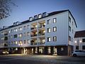Steuern in Immobilienvermögen verwandeln – jetzt in Erding investieren! Perfektes City-Apartment! - Hausansicht bei Nacht