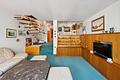 Gepflegte Maisonette-Wohnung mit zwei Balkonen I Verkauf auf Nießbrauchbasis befristet bis 2038 - Retro-Wohnzimmer mit Marmortisch