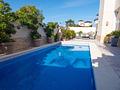 Villa mit 4 Schlafzimmern, 3 Bädern, Dachterrasse, Privatpool und schönem Ausblick