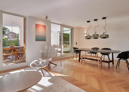 3-Zimmer-Maisonette mit Loggia und Terrasse im Stil eines Boutique-Hotels - Edles Chevron-Parket