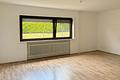 Frisch vermietet: Attraktive 2-Zimmer-Kapitalanlage mit Balkon in Schömberg - Wohnzimmer