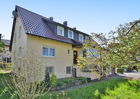 Charmantes Zweifamilienhaus mit Weitblick – renovierungsbedürftig, aber voller Möglichkeiten - Eingang