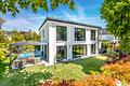 Englisch inspirierte, neuwertige Villa von 2019, in nobelster Grünwalder Lage - Klassisch-elegante Familienvilla in absolut ruhiger, grüner Villenlage