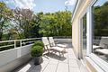 Lichterfülltes Penthouse-Flair: Soeben modernisierte 2,5-Zimmer-Wohnung mit sonnigen Dachterrassen - Dachterrasse mit Blick ins Grüne