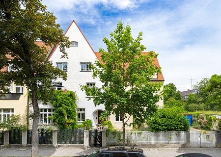 Historische Stadtvilla von 1902 mit großem Raumangebot, viel Charme und Gartenidyll - 2001/02 saniertes Stadthaus