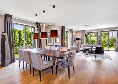Haus-im-Haus: Großzügiges Domizil in stylischer Design-Ästhetik mit sonnigem Garten - Großzügiges Familiendomizil