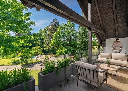Privatsphäre im Grünen: Großzügiges Familiendomizil mit Traumgarten und Pool - Balkon (visualisiert)