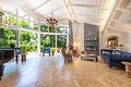 Designer-Villa mit großem Raumangebot und schönem Garten - Luftige Wohnhalle mit Kamin