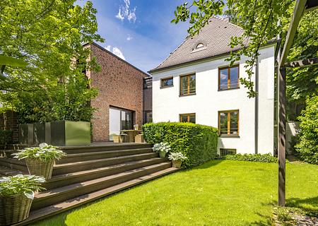 Zeitlose Modernität: Exklusive Architekten-Villa mit Indoor-Pool, Spa und Gartenidyll -  Exklusive Villa mit Pool & Spa 