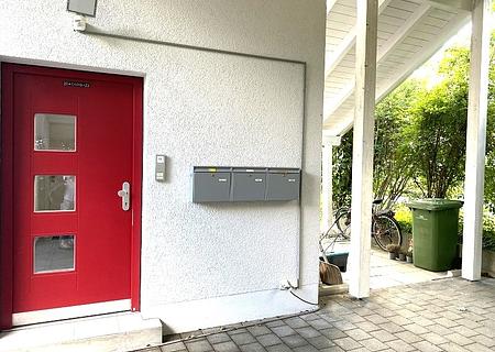 Freistehendes Ein-/ Zweifamilienhaus auf sonnigem Gartengrundstück mit viel Potenzial in Ottobrunn - Eingang