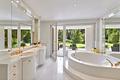 Spektakuläre Architektur & exklusive Waldrandlage: Atemberaubende Villa mit Indoor-Pool und SPA - Marmor-Masterbad