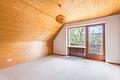 Einfamilienhaus mit großem, sonnigem Garten und viel Potenzial zur Neugestaltung - Schlafzimmer mit Balkon