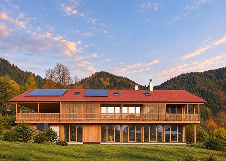 PREMIUMSEGMENT:
Landhaus-Maisonette-Wohnung in Bayrischzell
- Bergpanoramablick
- Top-Ortsrandlage - Außenansicht