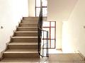 Bezugsfreies helles Appartement mit Balkon und TG-Stellplatz - Treppenhaus