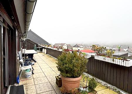 Dachgeschosswohnung mit Weitblick in Schömberg: 2 Zimmer, Garage, Aufzug, sichere Vermietung - Veranda