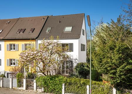 Modernisiertes Stadthaus von 1934 im begehrten, familienfreundlichen Gern - Geräumiges Eckgrundstück