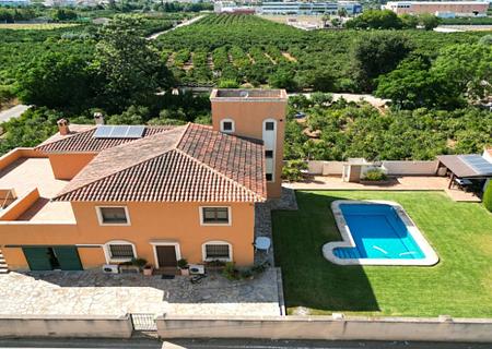 4 Schlafzimmer Villa mit XXL großer Sonnenterasse, großer Pool, BBQ-Haus mit einer Sommerküche, Garten mit Obstbäumen