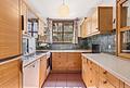 Stadtnah und direkt am Park! Familienheim mit spannender Architektur, 7 Zimmern und Garten - Küche mit Durchreiche