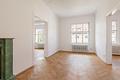 Rarität im Herzen Schwabings: 6-Zimmer-Altbauwohnung im Jugendstil-Juwel -  Charmantes Esszimmer mit historischem Kachelofen