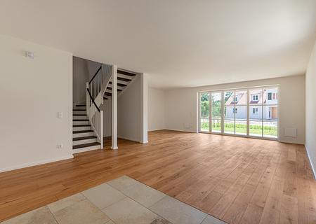 Zum Erstbezug: Modernes Reiheneckhaus mit Südterrasse und Garten - Großzügiger Wohn-/Essbereich