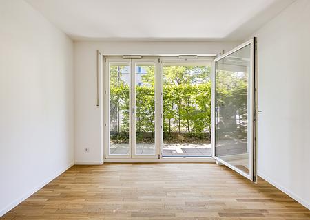 Bezugsbereit: Sympathische, gut geschnittene 2-Zimmer-Wohnung in grüner Lage - Wohnbereich mit Terrasse