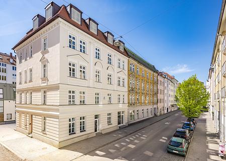 Hochklassiges Wohn-/Gewerbe-Ensemble aus frisch saniertem Altbau & Neubau - Ensemble aus Altbau & Neubau