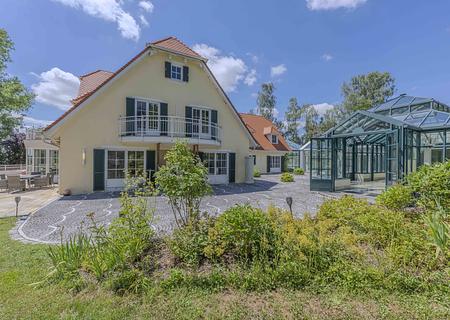 Spektakuläres u. luxuriöses Anwesen mit Pool & Wellnessbereich auf Parkgrundstück Nahe München - Blick auf das Anwesen
