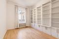 Großzügigkeit im Herzen Schwabings: Stilvoller Altbau mit 6 Zimmern und ruhigem Innenhof-Balkon - Flexibel nutzbares Zimmer zum Innenhof