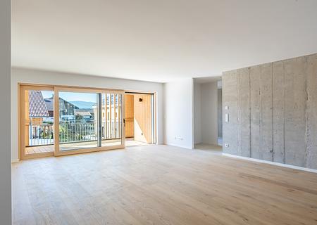 Erstbezug: Harmonisch geschnittene 3-Zimmer-Wohnung mit Balkon und sonniger Südausrichtung - Heller Wohnbereich mit Sichtbeton