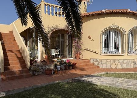 Einfamilienhaus in Grenzbauweise in ruhiger Lage nahe dem Zentrum von Dénia