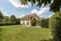 Elegante Villa im Landhausstil mit separatem Einlieger- oder Bürobereich - Eleganter Landhaus-Stil 