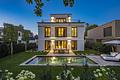 Bezugsfertiger Neubau: Luxuriöse Highend-Villa mit kosmopolitischem Flair und Pool - Wohnen auf höchstem Niveau