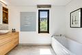 Zeitlose Modernität: Exklusive Architekten-Villa mit Indoor-Pool, Spa und Gartenidyll - Stilvolles Masterbad