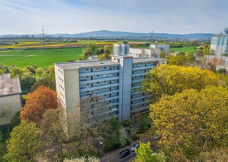 ++Attraktive Kapitalanlage: Vermietete Wohnung in Niederursel++ - Luftaufnahme Mehrfamilienhaus - Straßenseite
