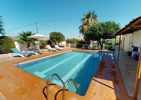 Villa mit Gästehaus, Privatpool und wunderschönem Ausblick