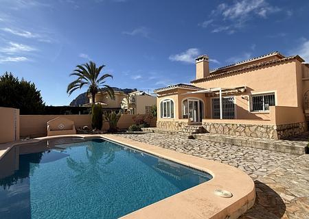 Sonnige 3 Schlafzimmer-Villa mit Pool