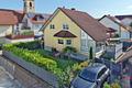 Einziehen und wohlfühlen! Gepflegtes Familiendomizil mit Terrasse, Garten und viel Wohnraum - Gartenseite Pkw-Stellplatz