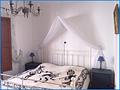***Stadthaus mit drei Wohnungen in Muro auf Mallorca zu verkaufen*** - Bett mit Himmel