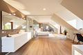 Moderne Architektenvilla mit exklusivem Interior-Konzept, Lift, Spa-Lounge, Home-Gym und Outdoorpool - Lichtdurchfluteter, offen gestalteter Masterbereich mit Blick ins Grüne