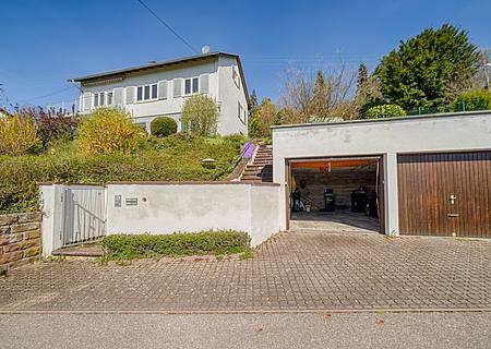 Attraktives Einfamilienhaus mit Ausbaureserven und großzügiger Doppelgarage in Eutingen - Haus Außenansicht