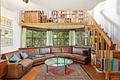 Stadtnah und direkt am Park! Familienheim mit spannender Architektur, 7 Zimmern und Garten - Wohnbereich mit Blick auf Park, über der Lounge-Couch befindet sich die Galerie